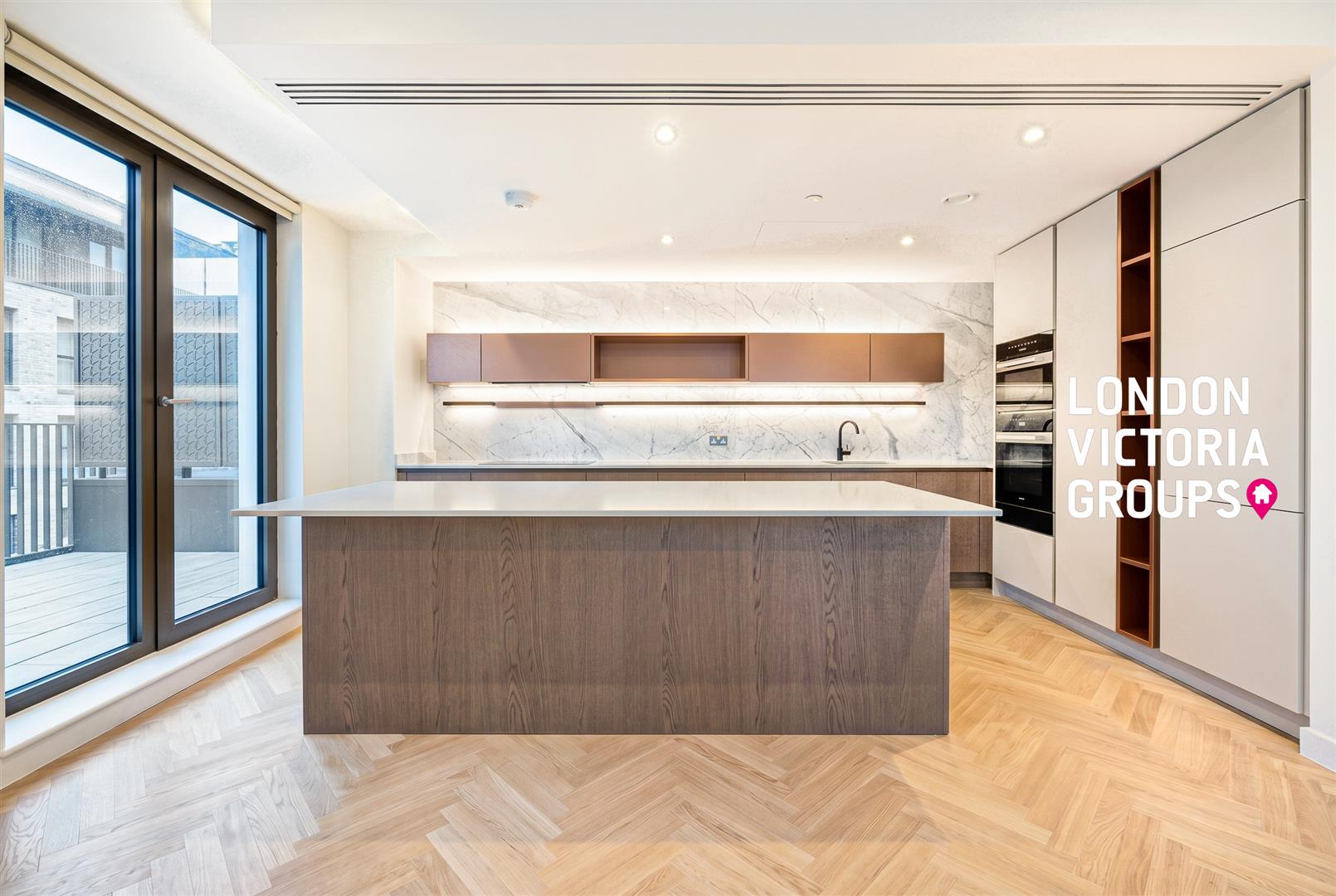 3 bed property in Saxon House, 1 Parkland Walk, London